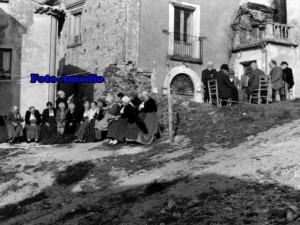 KATUNDË SHESHË GJITONIA E STOLLJITË: BORGO PIAZZETTA VICINATO E VESTITO sot shegnëtj vetè e rji përapa tumbarinëtë